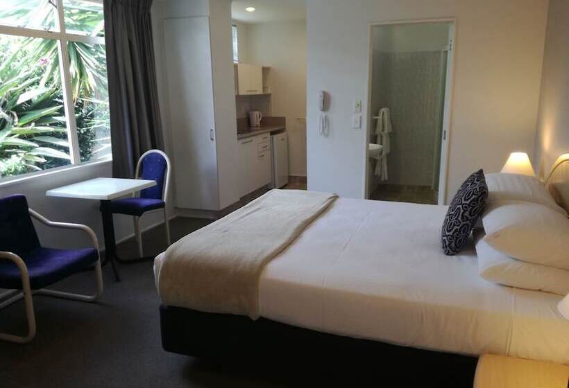 스탠다드 스튜디오, Pacific Motor Inn