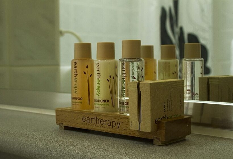 스탠다드 스튜디오, Pacific Motor Inn