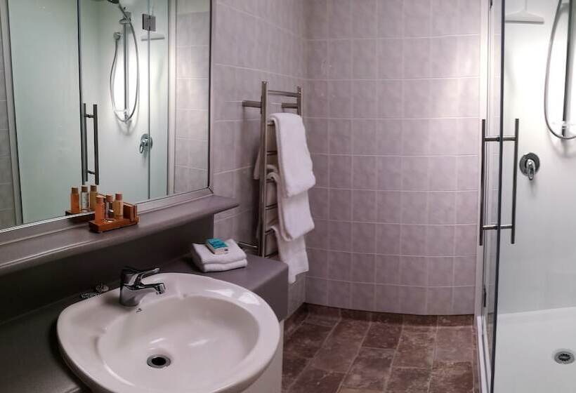 스탠다드 스튜디오, Pacific Motor Inn