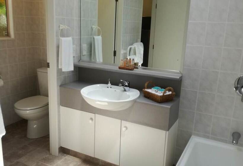 스위트, Pacific Motor Inn