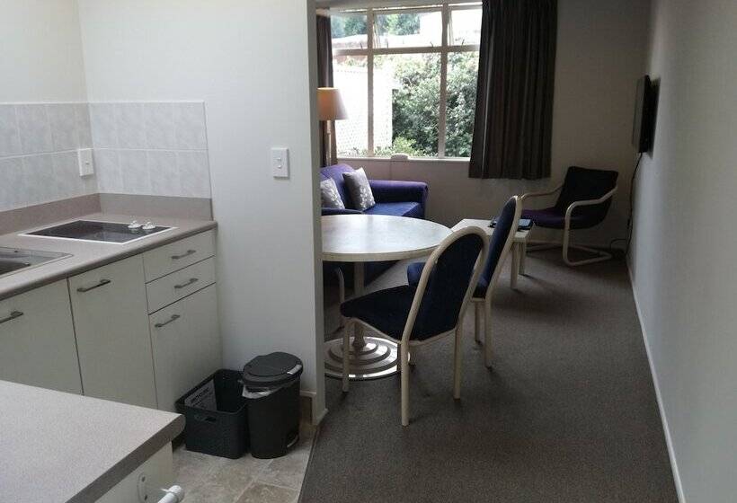 스위트, Pacific Motor Inn