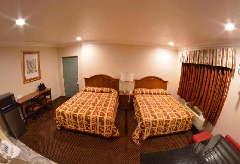 带2个双人床的标准工作室, The Palace Inn