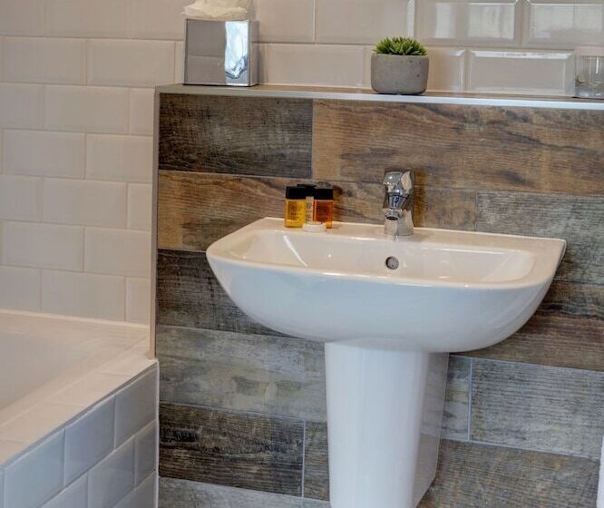 デラックスルーム, The Ainscow