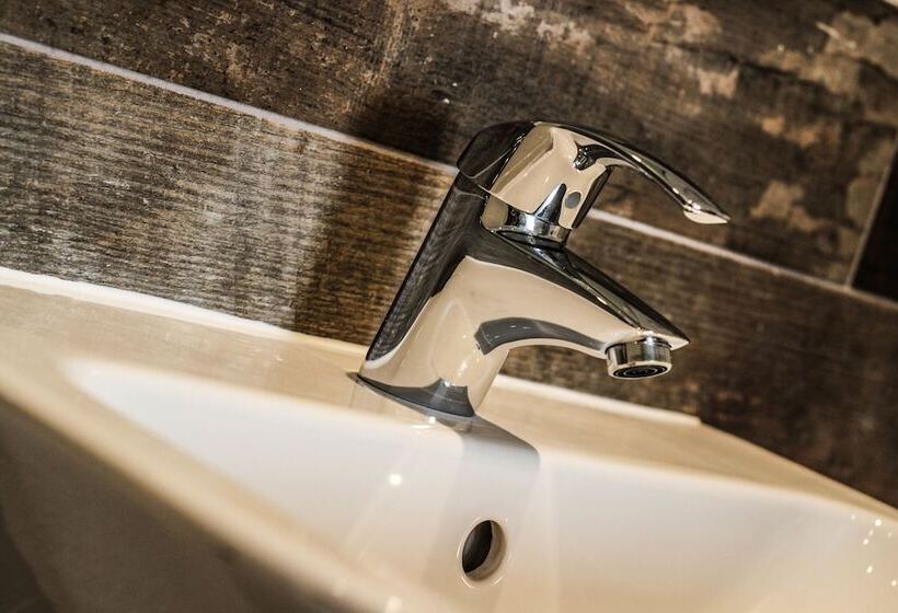 デラックスルーム, The Ainscow