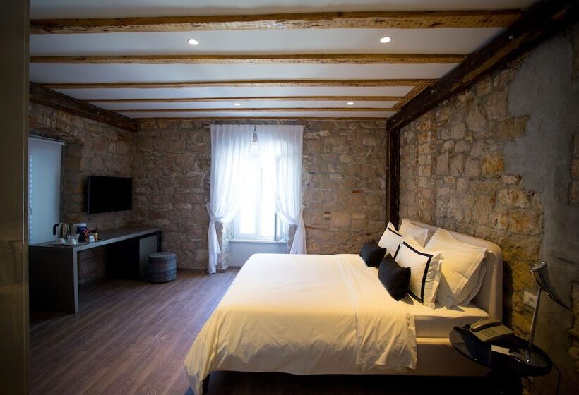 חדר דלוקס, Osam  Adults Only