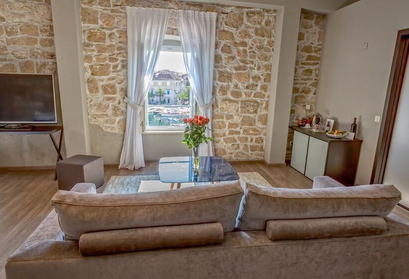 סוויטה דלוקס, Osam  Adults Only