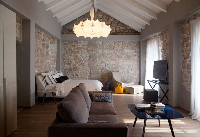 סוויטה דלוקס, Osam  Adults Only