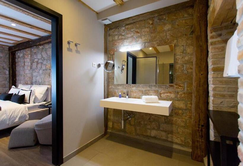 חדר דלוקס, Osam  Adults Only