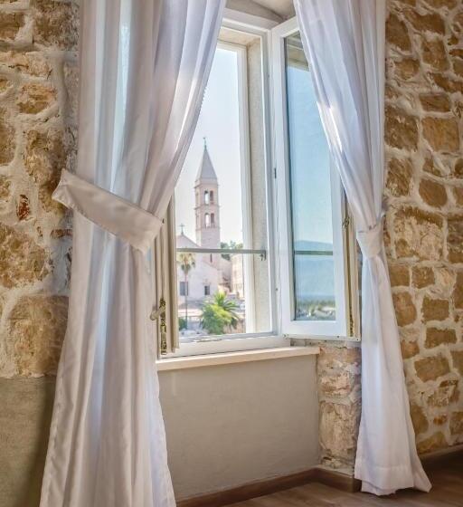 סוויטה דלוקס, Osam  Adults Only