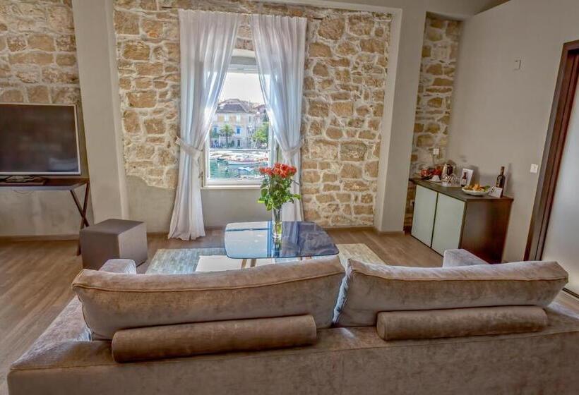 סוויטה דלוקס, Osam  Adults Only