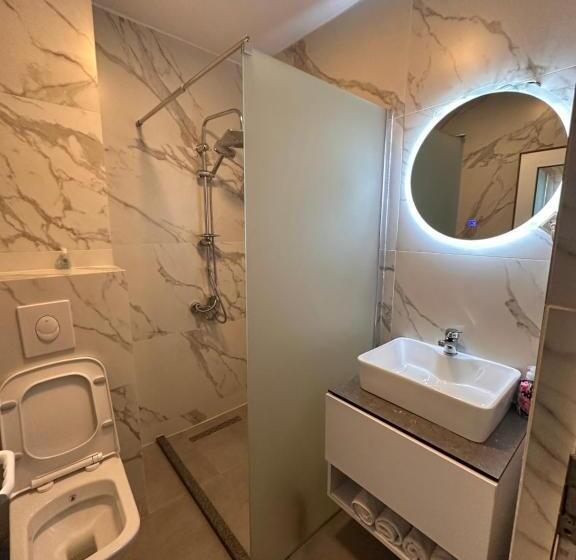 اتاق استاندارد سه نفره, Real