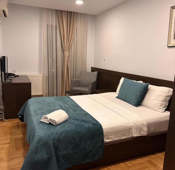 اتاق لوکس با بالکن, Real