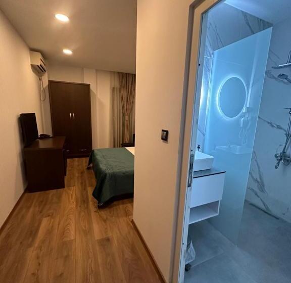 اتاق لوکس با بالکن, Real