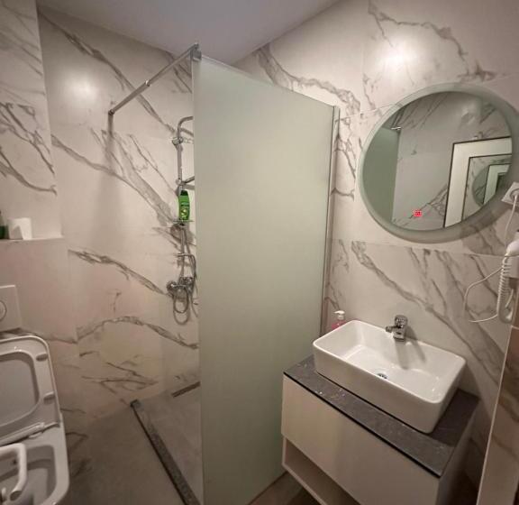 اتاق لوکس با بالکن, Real