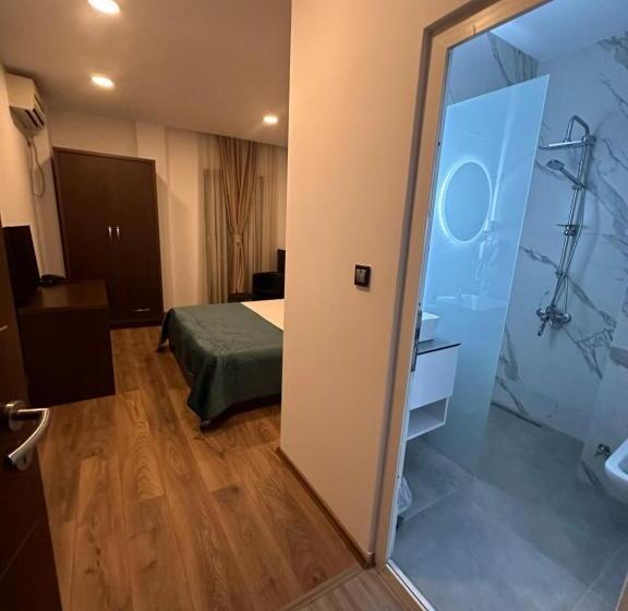 اتاق لوکس با بالکن, Real