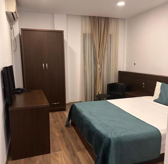 اتاق لوکس با بالکن, Real