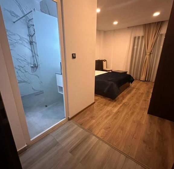 اتاق لوکس با بالکن, Real