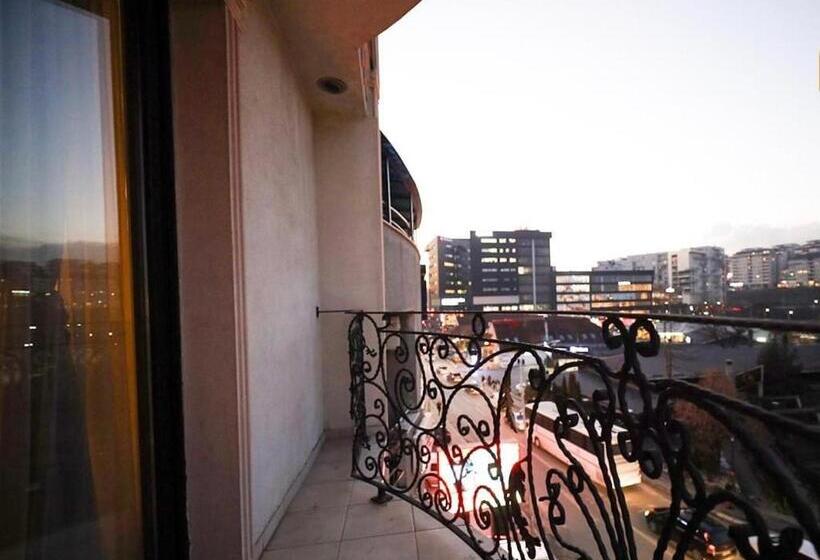 اتاق خانوادگی, Real