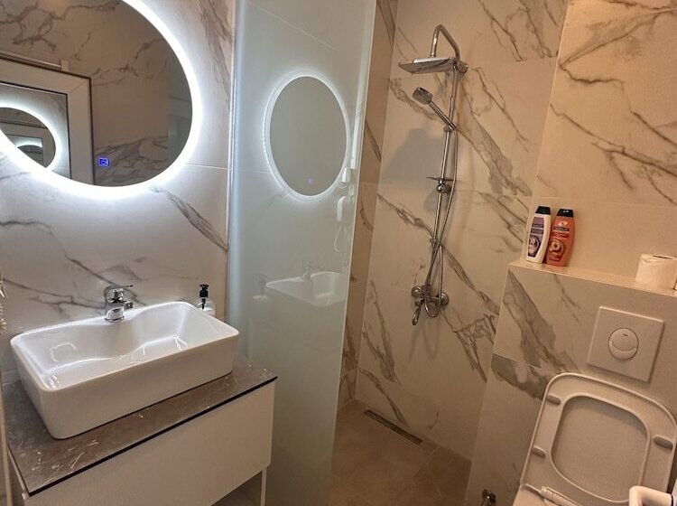 اتاق خانوادگی, Real