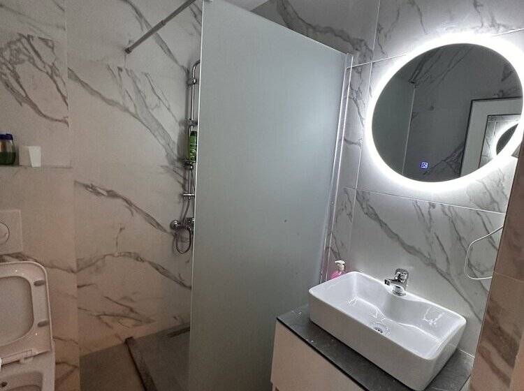 اتاق خانوادگی, Real