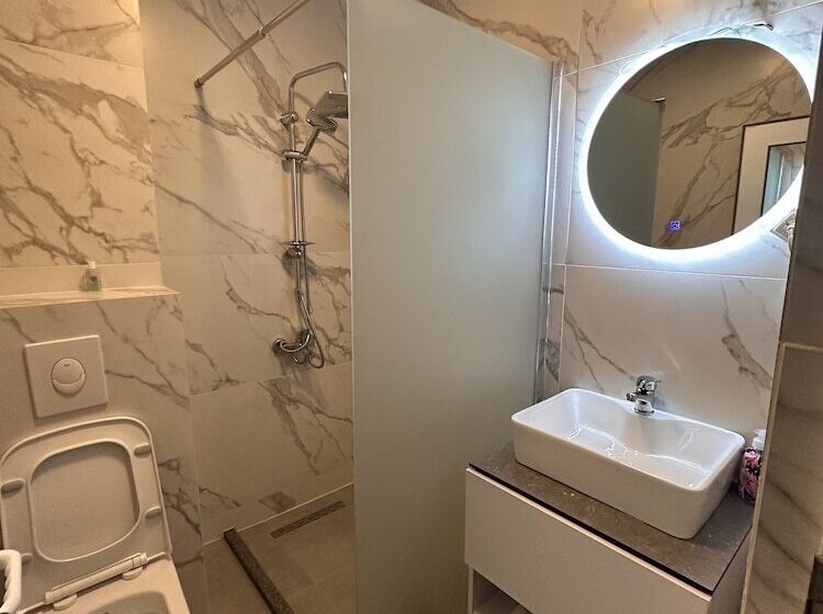 اتاق خانوادگی, Real