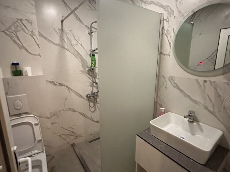 اتاق خانوادگی, Real