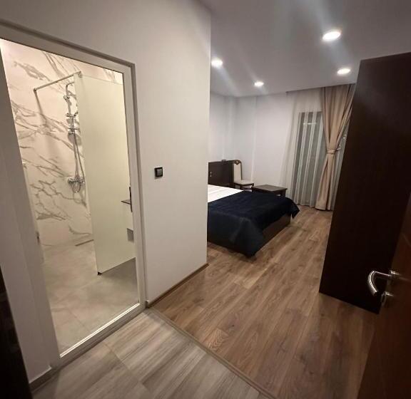 اتاق لوکس با بالکن, Real