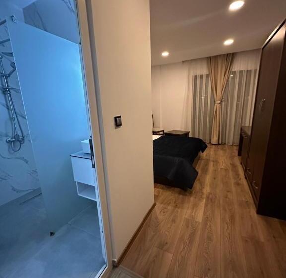 اتاق لوکس با بالکن, Real