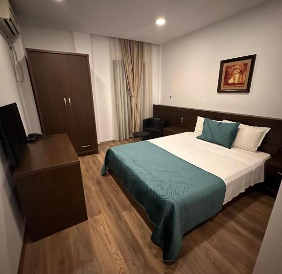 اتاق لوکس با بالکن, Real