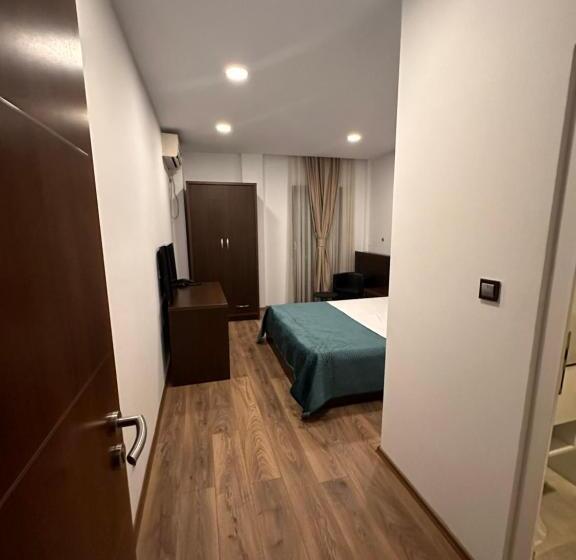 اتاق لوکس با بالکن, Real