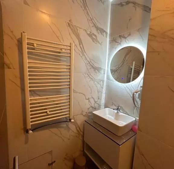 اتاق لوکس با بالکن, Real
