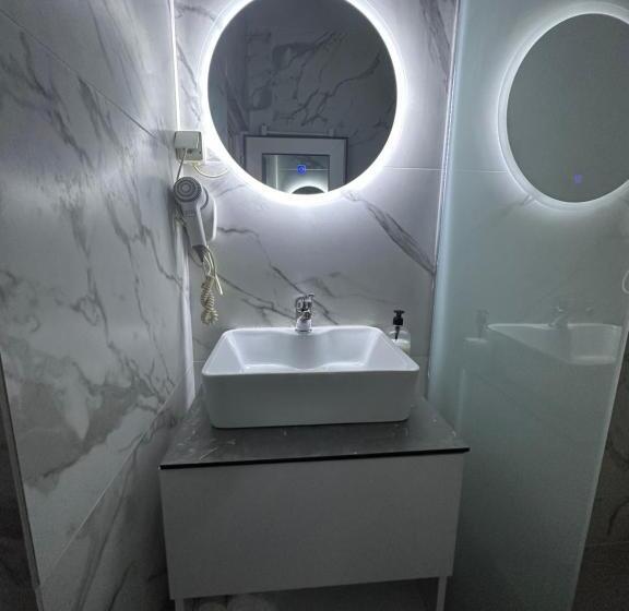 اتاق لوکس با بالکن, Real