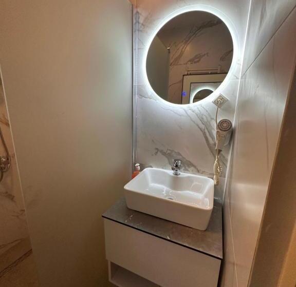 اتاق خانوادگی, Real