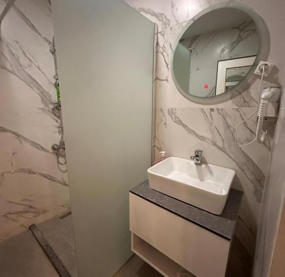 اتاق خانوادگی, Real