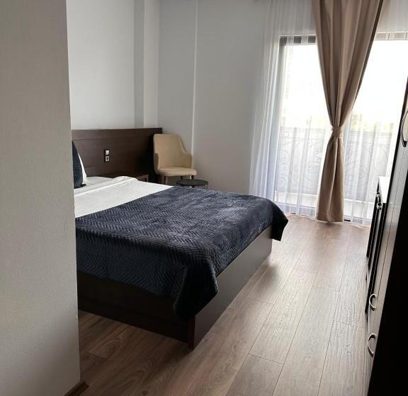 اتاق لوکس با بالکن, Real