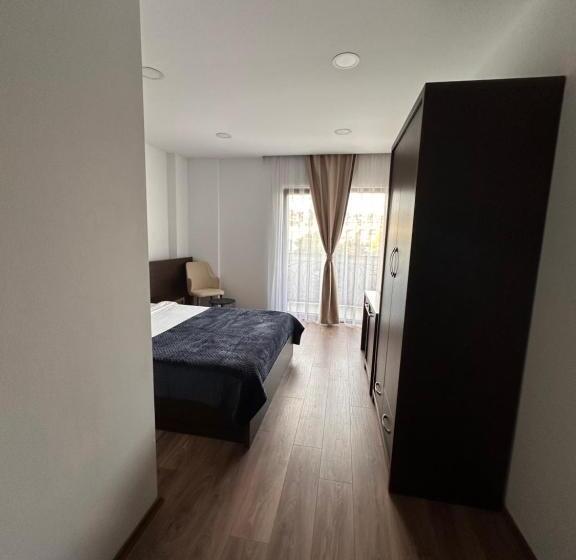 اتاق لوکس با بالکن, Real