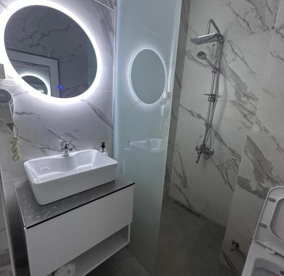 اتاق لوکس با بالکن, Real