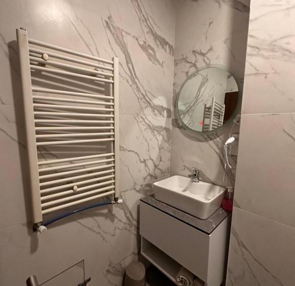 اتاق لوکس با بالکن, Real