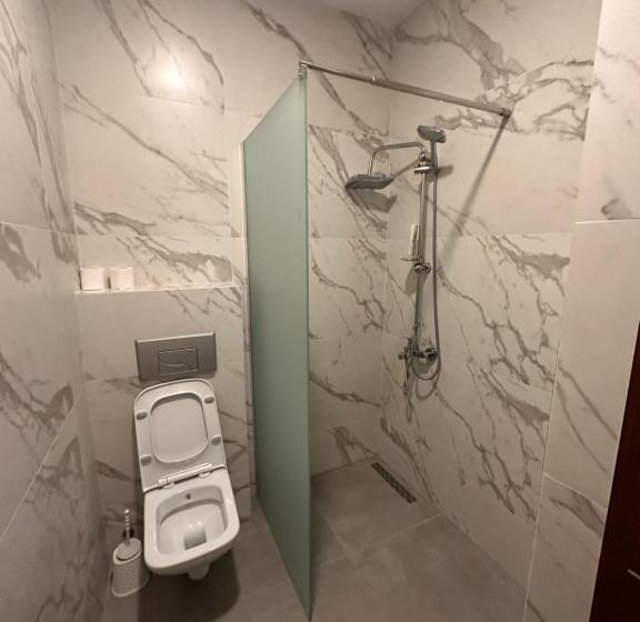 اتاق لوکس با بالکن, Real