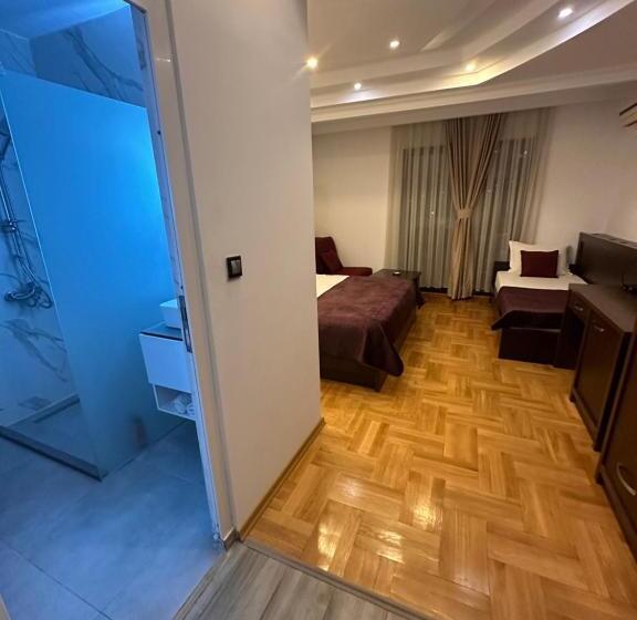 اتاق لوکس با بالکن, Real