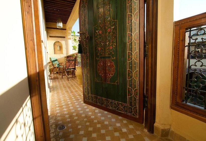 标准间, Ryad Salama