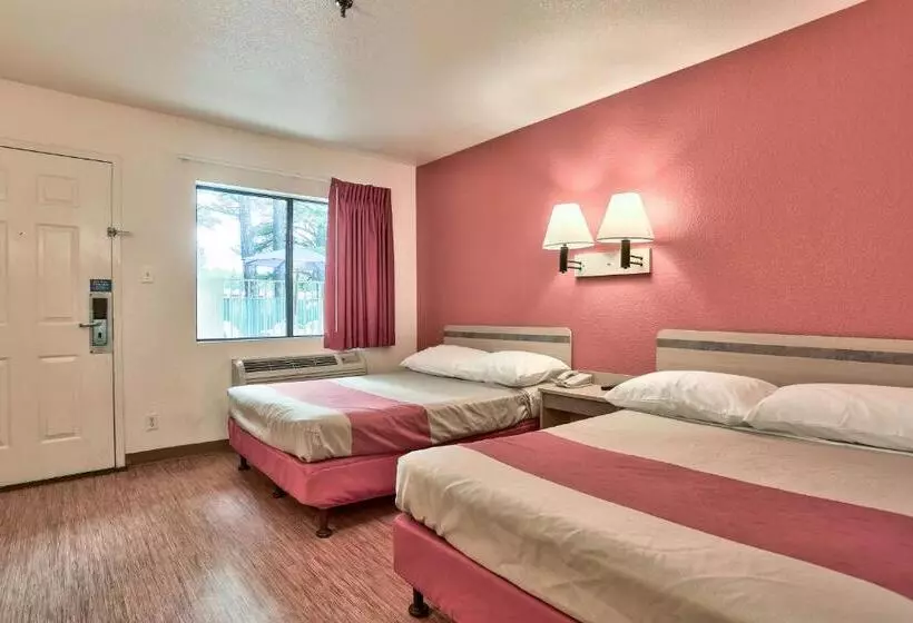 デラックスの４人部屋, Motel 6flagstaff, Az  West  Woodland Village