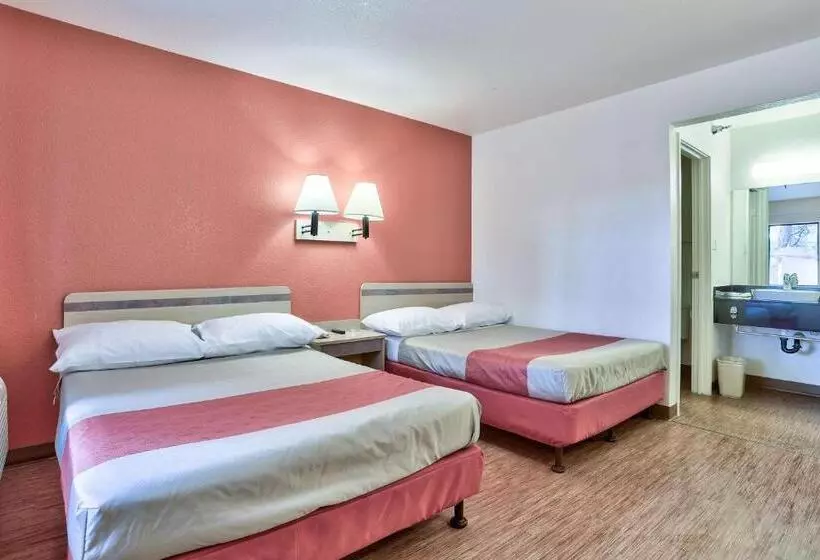 デラックスの４人部屋, Motel 6flagstaff, Az  West  Woodland Village
