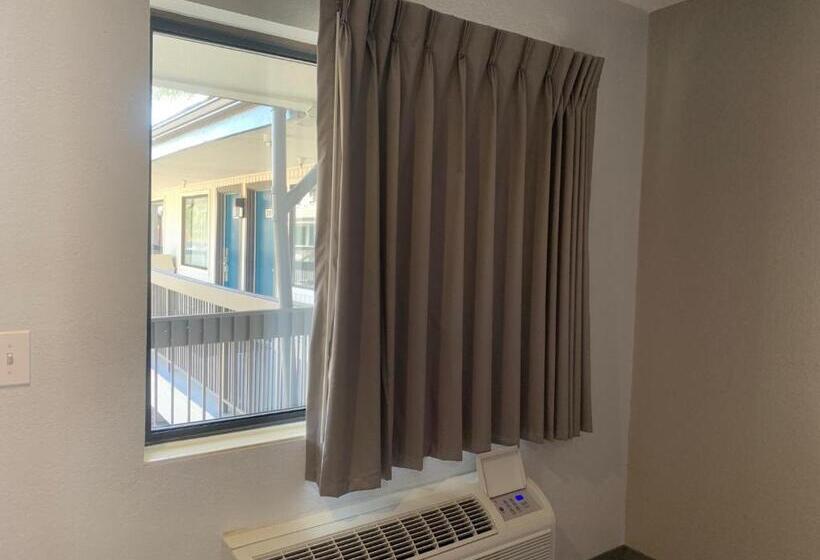 جناح, Motel 6 Santa Ana, Ca