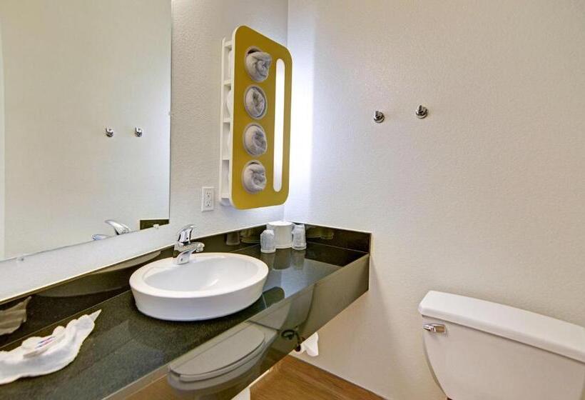 四人豪华间, Motel 6roanoke, Tx  Northlake  Speedway