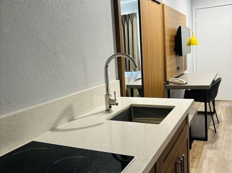 جناح, Motel 6 Santa Ana, Ca