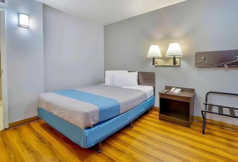 غرفة قياسية لذوى الاحتياجات الخاصة, Motel 6tucumcari, Nm