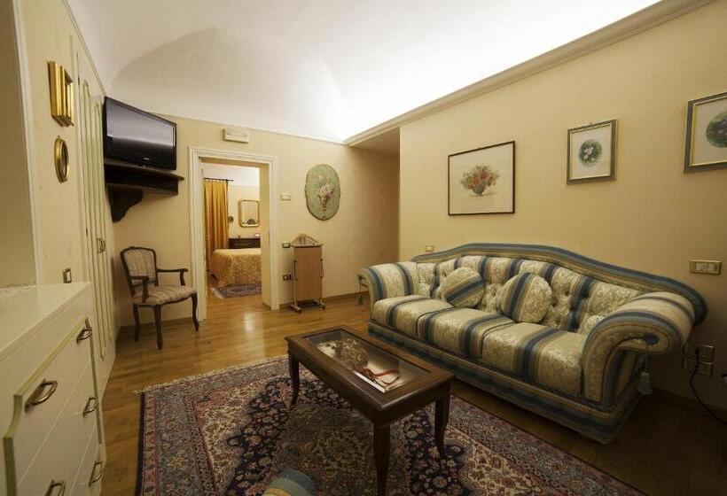 جناح مطلّ علي الجبل, La Luma