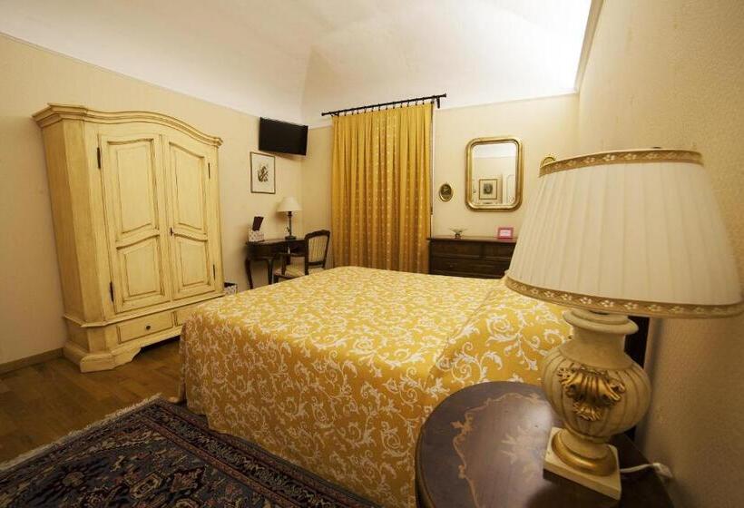 جناح مطلّ علي الجبل, La Luma