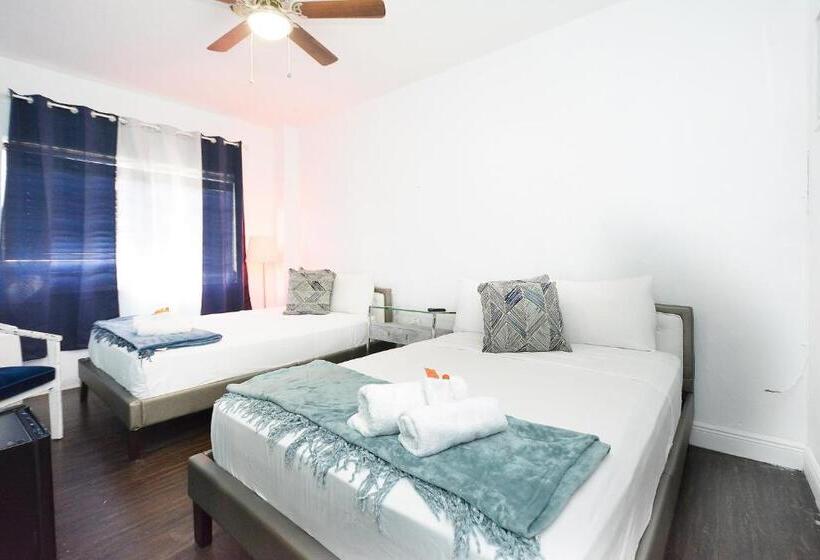 带2个双人床的标准工作室, South Beach Rooms And Hostel